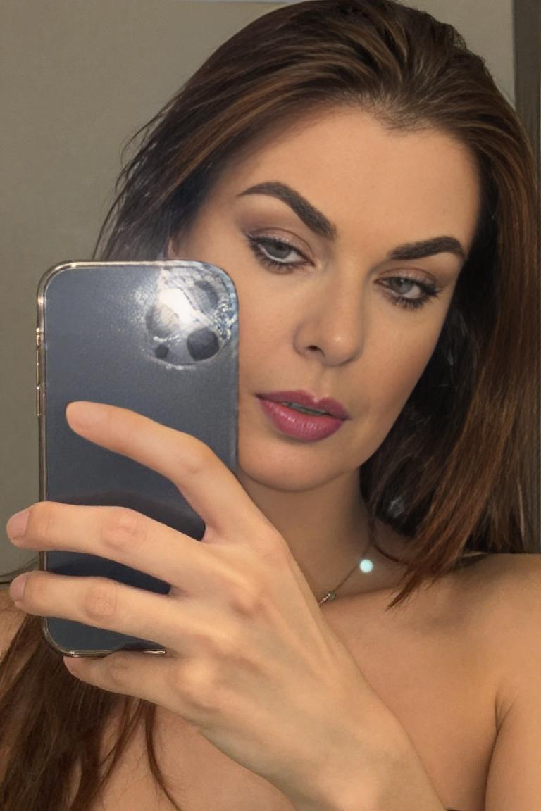 Photify AI prompt preview for Mirror Selfie Pack pack - 240 - 2026-06-18T02:09:09.608Z